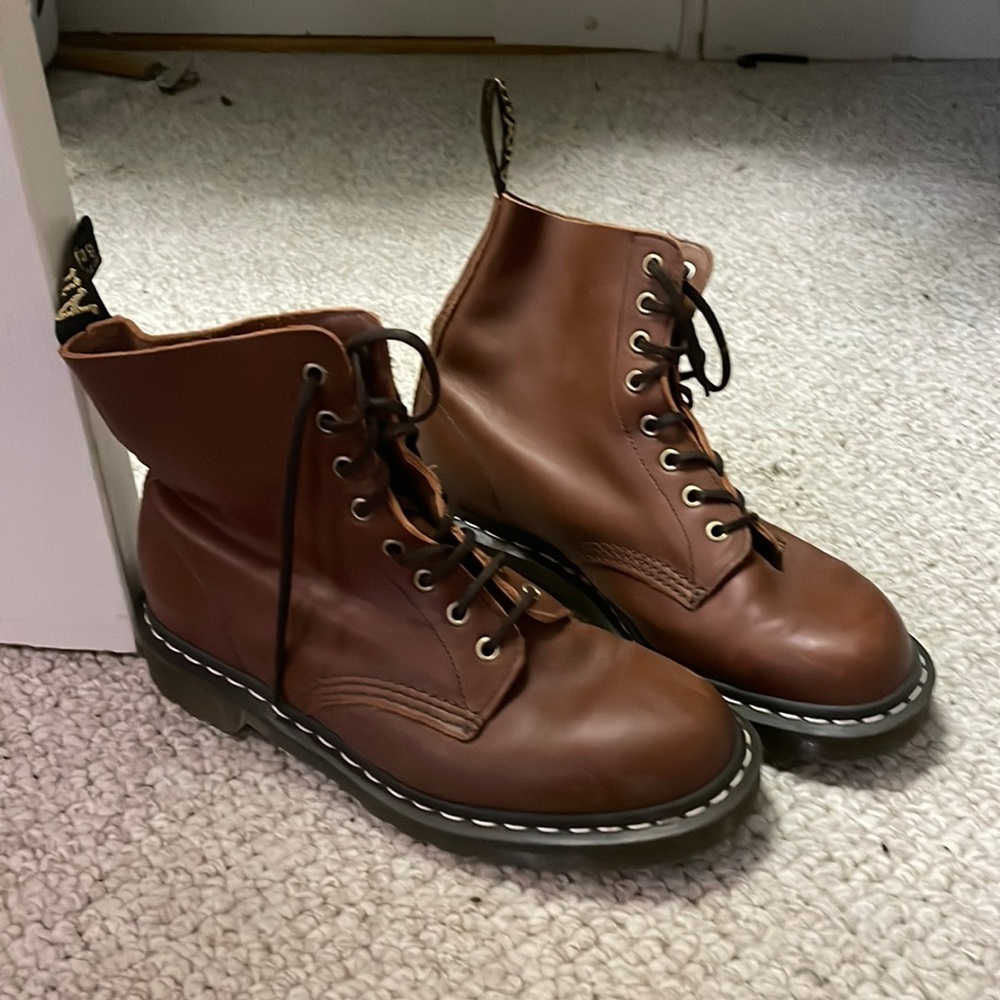 Mens’ Size 8 Tan/Brown Dr. Martens 8 Eye Boot